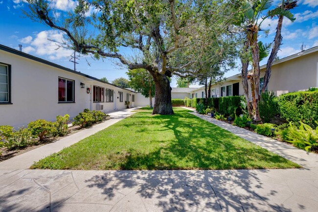 Building Photo - 1669 N Hollywood Way
