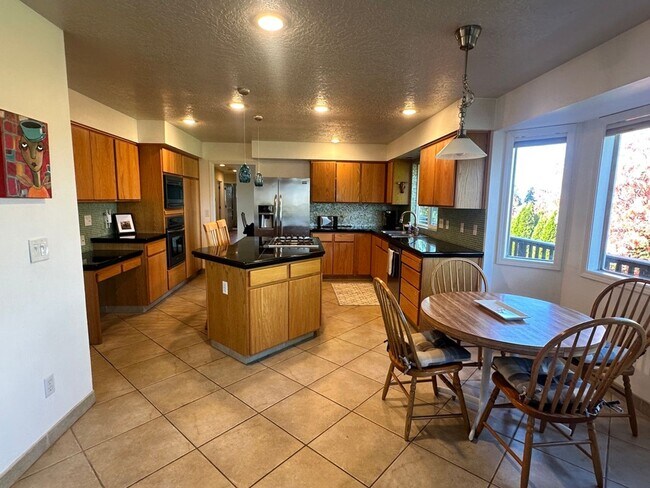 Building Photo - Argay Terrace Day Ranch with Views!