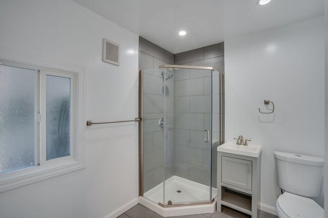 Building Photo - Remodeled 1 bedroom/1 bath apartment with ...