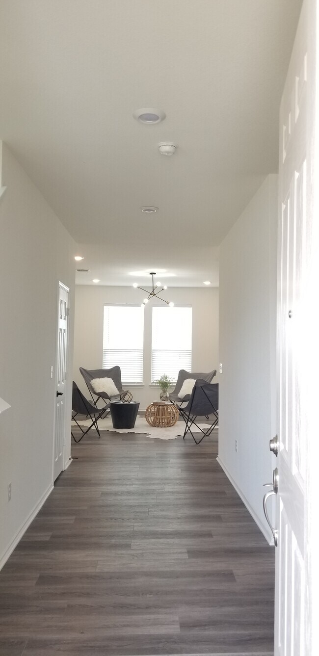 Building Photo - 6213 Albany Sleigh Dr