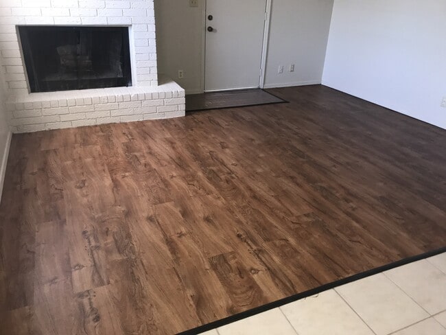 Building Photo - 2 bed, 1 bath duplex for rent in Moore nea...