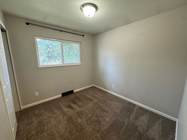 Building Photo - Stylish Tri-Level with Bonus Living Space ...