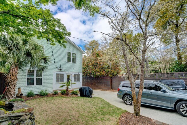 Building Photo - Midtown Rental in Forest Hills