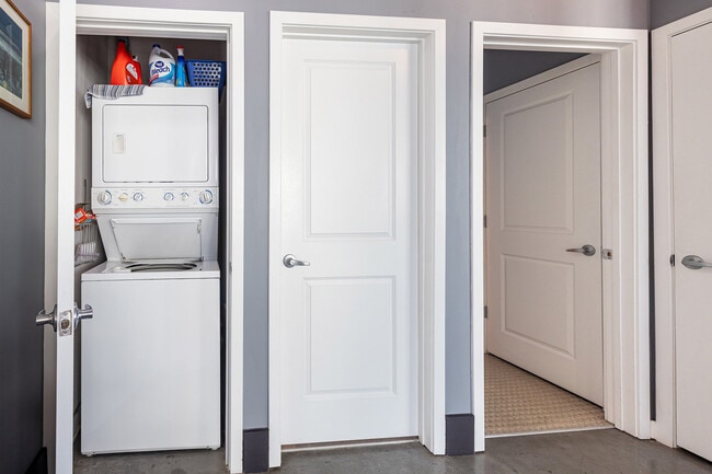 Building Photo - 943 Peachtree St NE