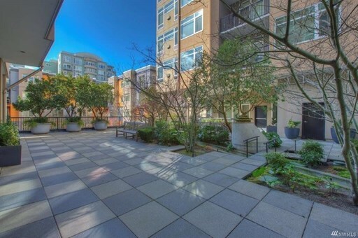 Building Photo - Spacious 1 Bedroom Condo in Belltown Available Now!