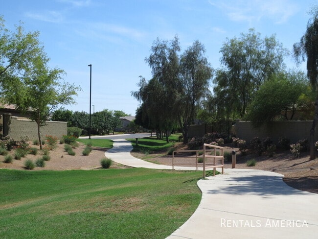 Building Photo - 890 E Doral Ct