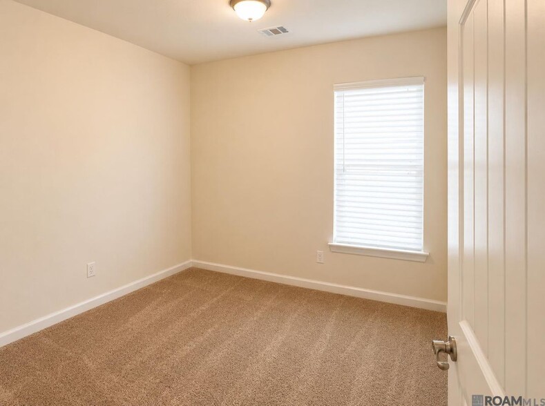 Building Photo - 1418 Gardenia Ln