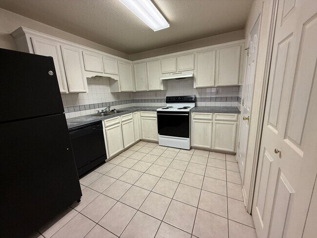 Building Photo - 3208 Raven Dr