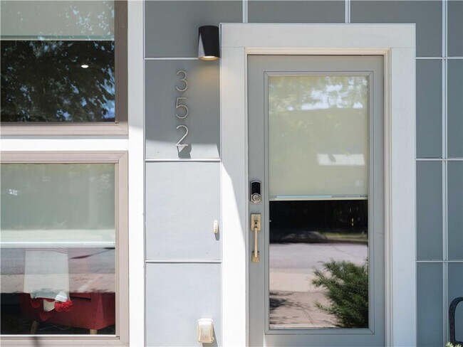 Building Photo - 352 W 5th St