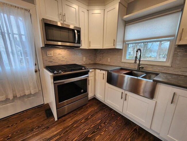 Building Photo - Beautiful and Spacious 3BR 2BA Home w/ Remodeled Kitchen • Patio & Fenced Yard in St. Matthews