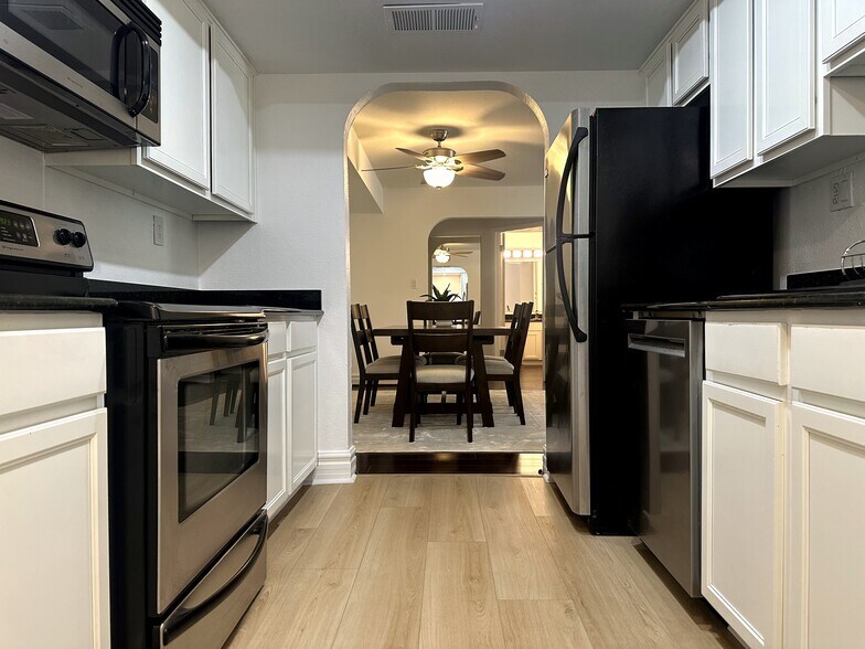 Building Photo - 3825 E Camelback Rd