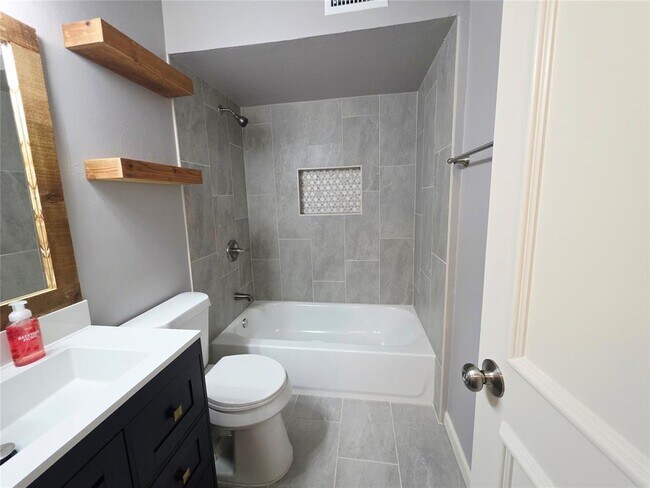 Building Photo - 2722 N Lyons Dr