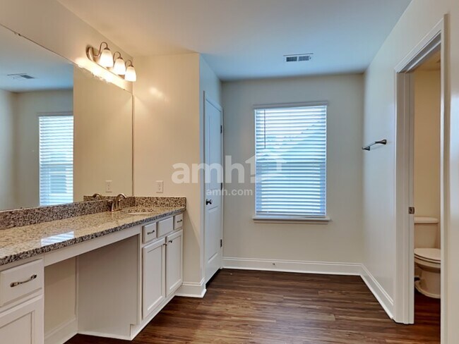 Building Photo - 525 Lateleaf Dr