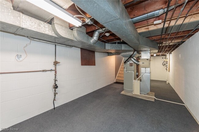 Building Photo - 23915 Glenhill Dr