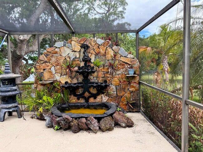 Building Photo - 465 SE Naranja Ave