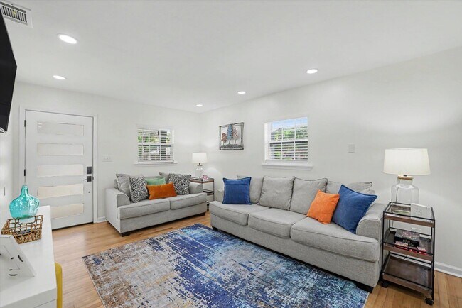 Building Photo - 713 Stafford St