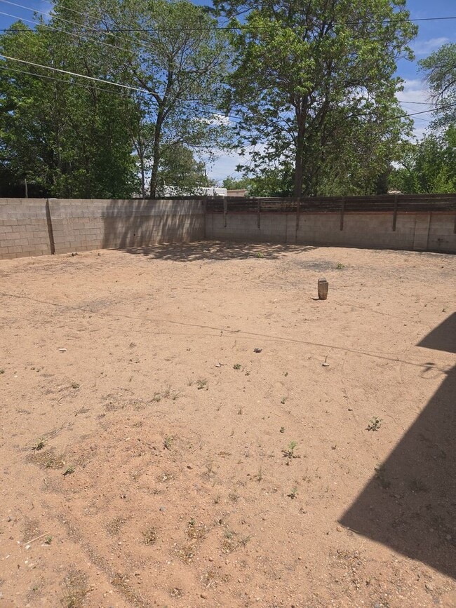 Building Photo - Recently updated 4 bedroom 4 bathroom house in the UNM  North Campus area!