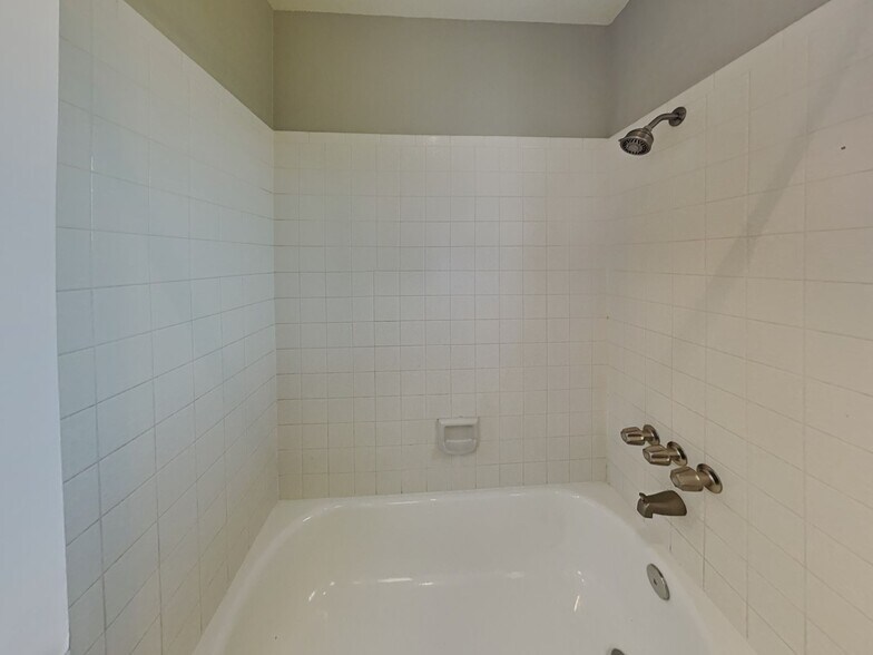 Building Photo - 7303 W Shaw Butte Dr