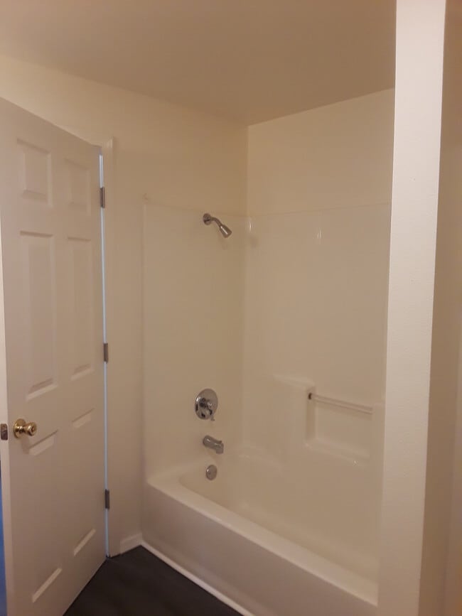 Building Photo - Adorable duplex in Prineville - all new in...