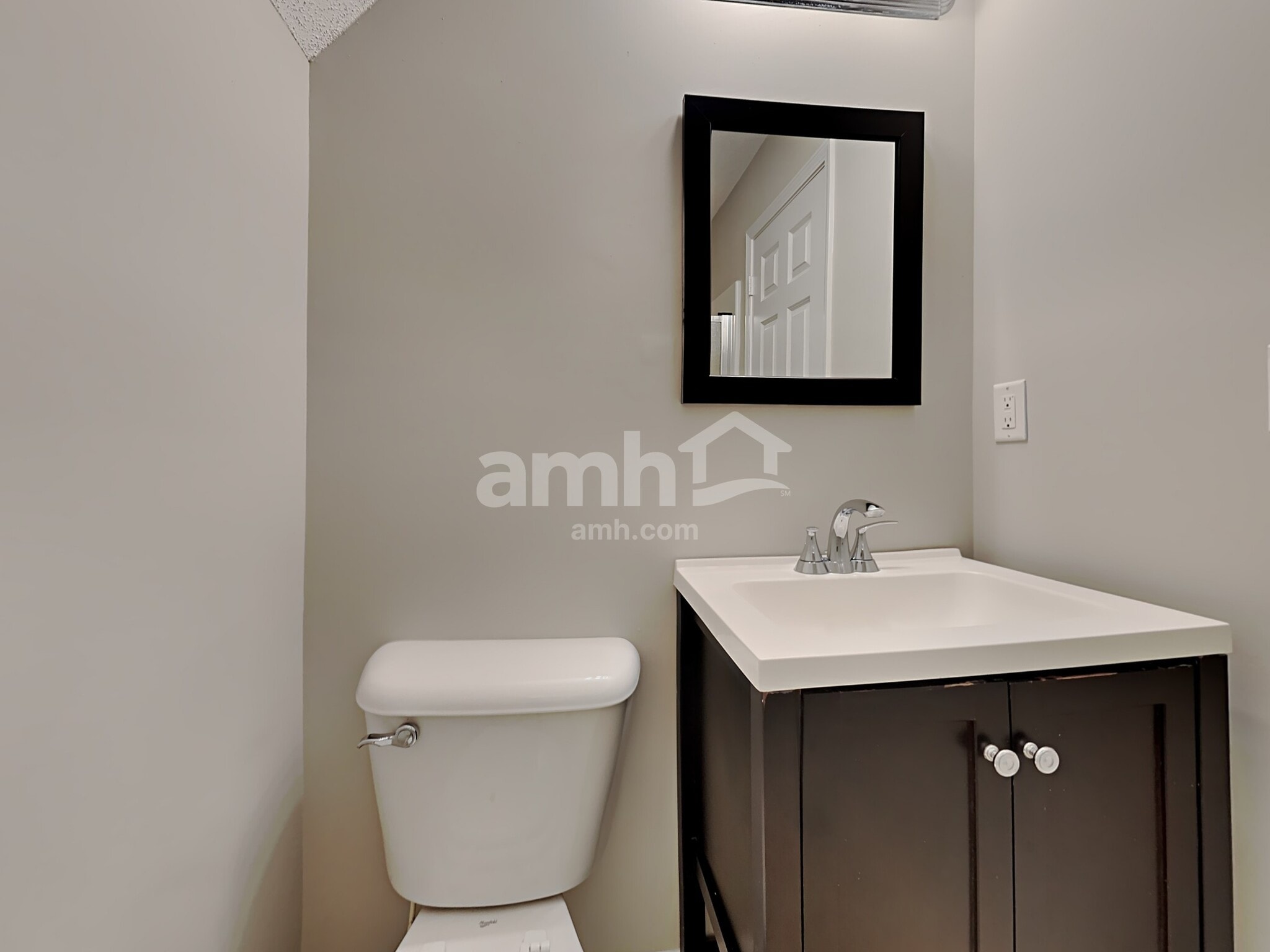 Building Photo - 1900 Roy Dr