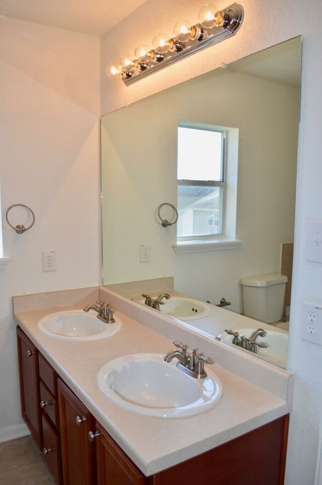 Building Photo - Amazing 4 bed 2 bath 2 story home in Hallie Heights!