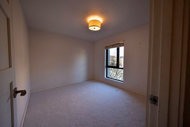 Building Photo - 3Bd/1.75Ba Seattle Condo