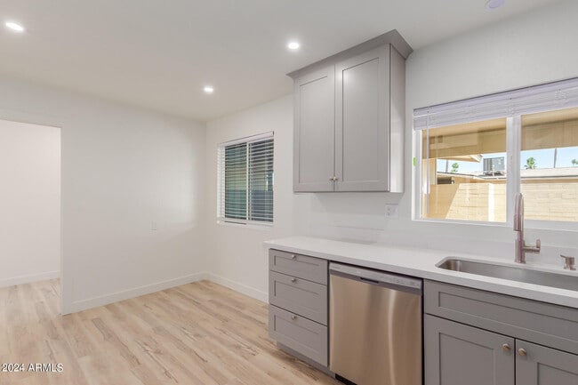 Building Photo - 10935 W Santa Fe Dr