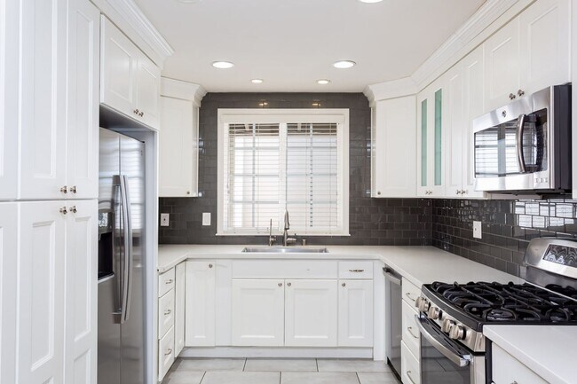 Building Photo - Spacious Entertainers Retreat in San Carlos!