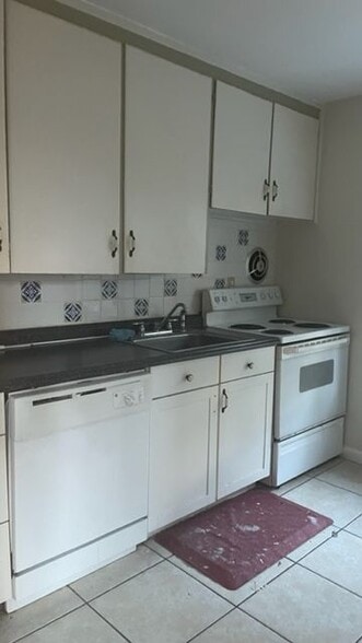 Building Photo - 516 E Esther St