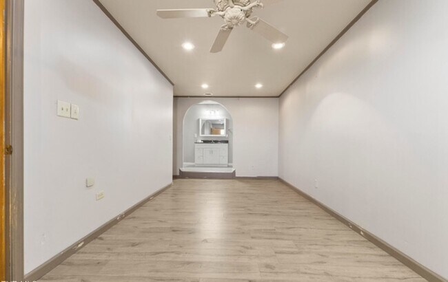 Building Photo - Lake View Rental in Gray