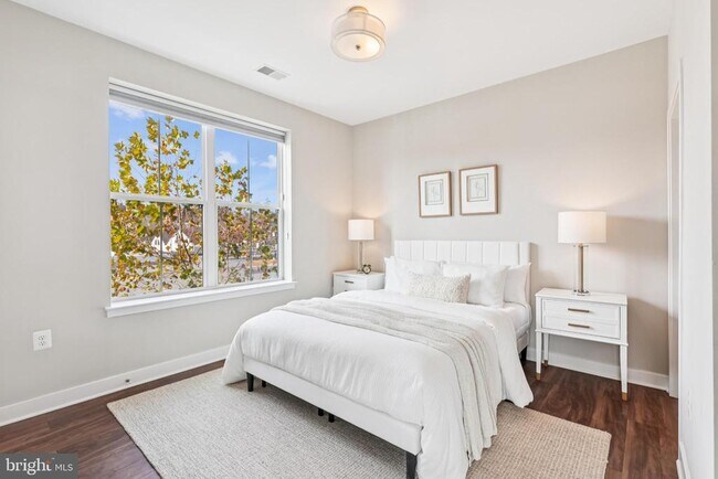 Building Photo - 989 S Buchanan St