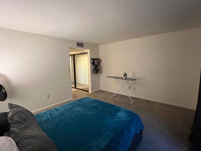 Building Photo - TOWNHOME IN MESA DEL SOL!