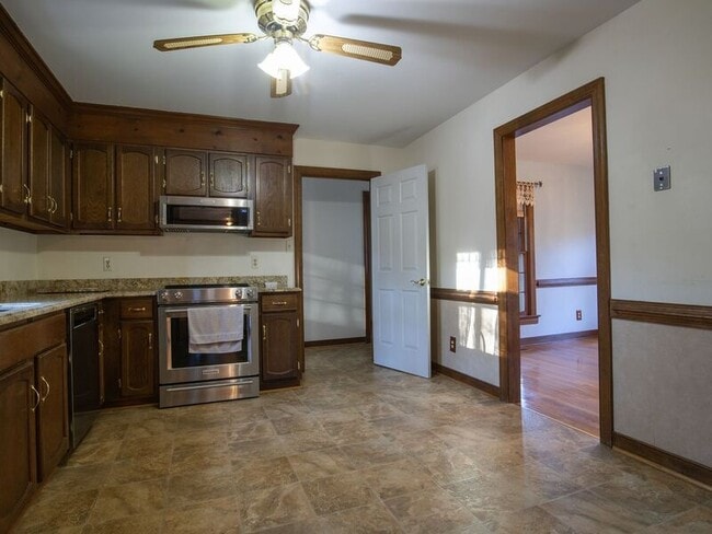 Building Photo - 4266 Roundhill Dr