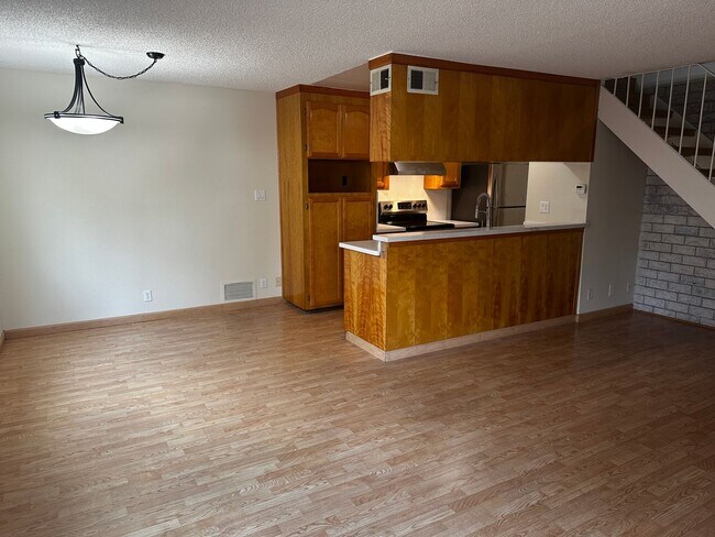 Building Photo - Bright 2 Bedroom 1 Bath Condo in Cambrian Area