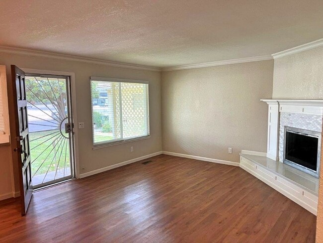 Building Photo - Remodeled Beautiful 2 Bedroom Senior Duple...