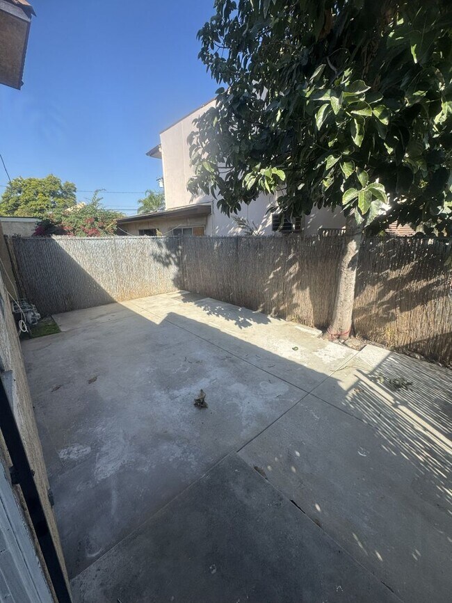 Building Photo - 2433 E Garvey Ave N