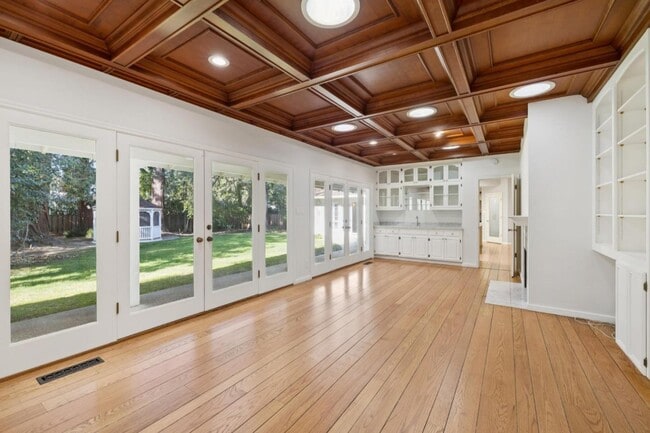 Building Photo - 216 Valparaiso Ave