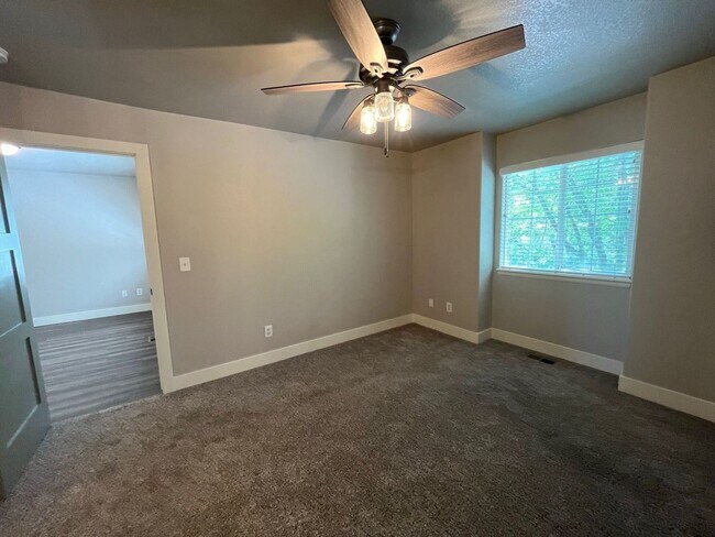 Building Photo - Incredible condo with 2 car garage