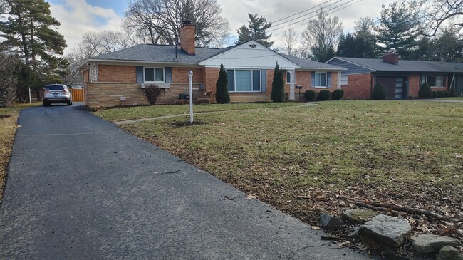 Private driveway with extra parking space in the back - 6934 Winding Way