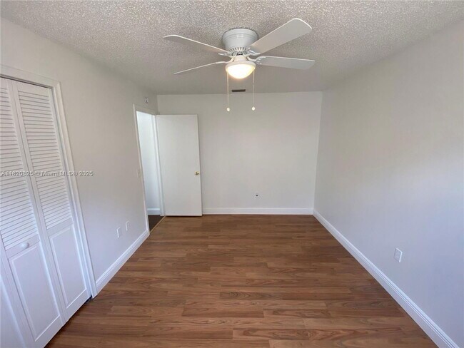Building Photo - 8250 Southampton Dr