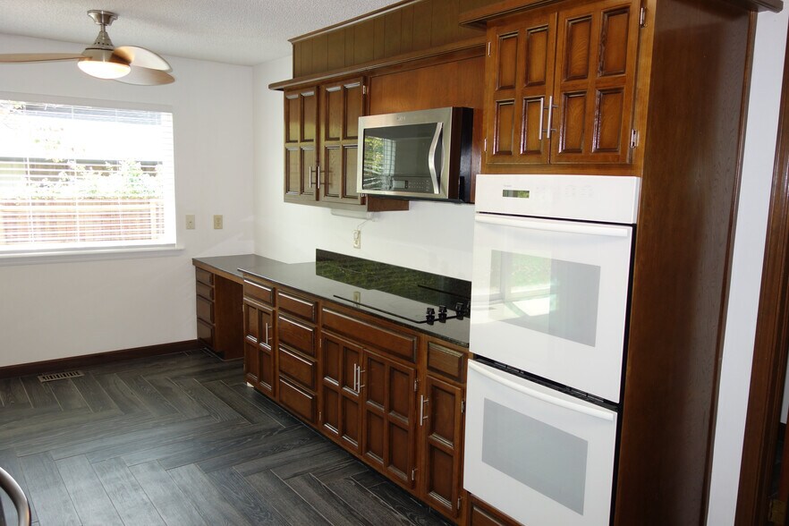 Building Photo - 3324 E 73rd St