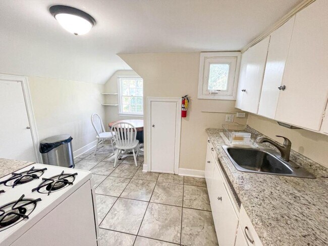 Building Photo - 705 E Seneca St