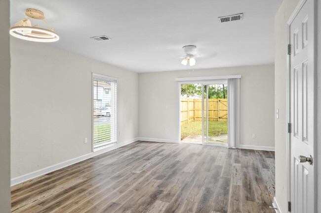 Building Photo - "Charming 2-Bed Townhouse with Modern Comf...