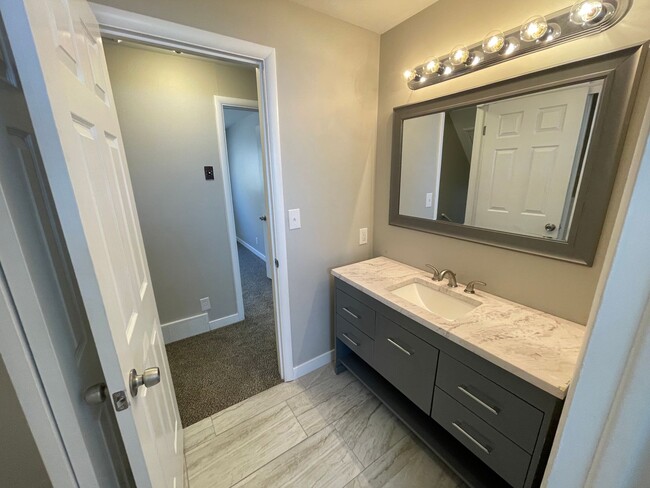 Building Photo - 4 Bed/1.5 Home Bath in Ogden