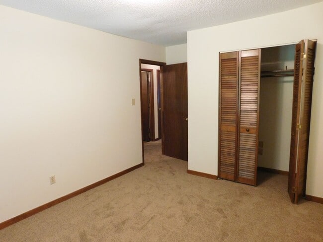 Building Photo - 2 Bedrooms, 1 bathroom Cathedral ceiling i...