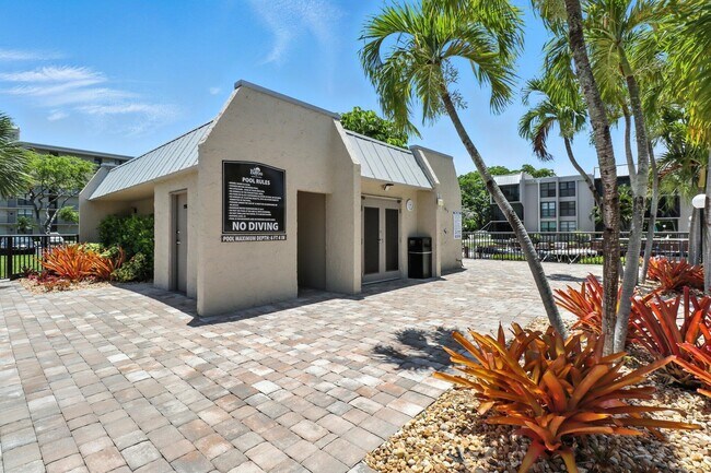 Building Photo - 6 Royal Palm Way