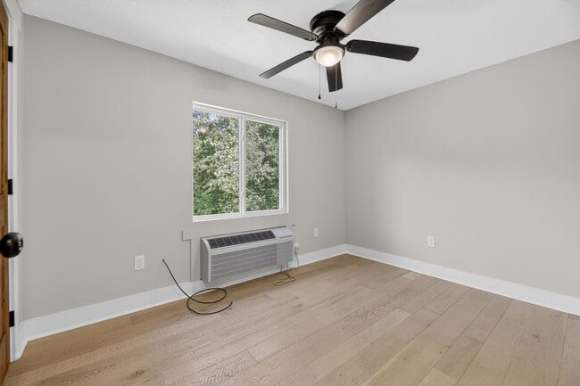 Building Photo - Beautifully Renovated Home in Southside – Prime Location!