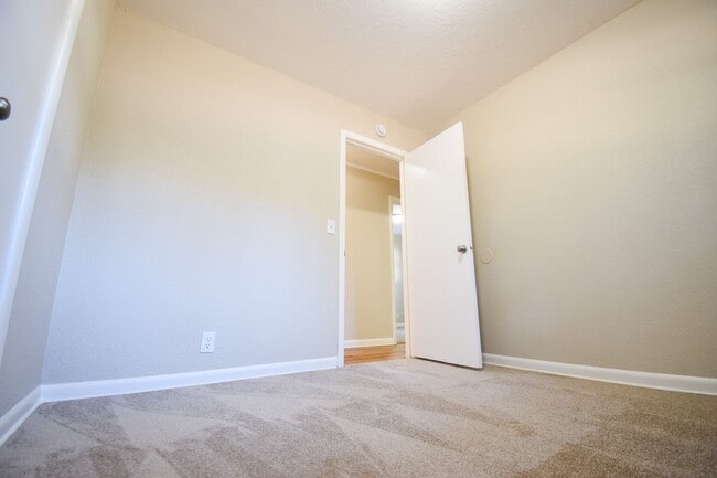 Building Photo - 3 Bedroom 1Bath House, Quiet neighborhood with park across the street