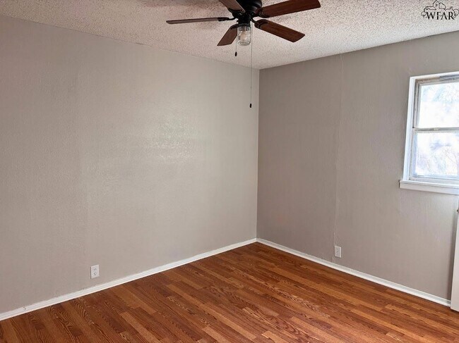 Building Photo - 1813 Westcliff Dr