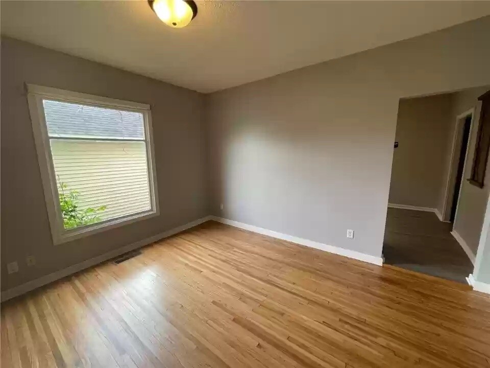 Building Photo - 125 10th Ave SE